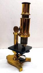 4 antike Microscope aus ca 1920, Messing und Zubehör, Verzamelen