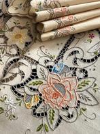 Une nappe et huit serviettes en lin brodé faites main. -, Antiquités & Art