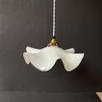 Lampe - Lustre en opaline avec des bords ondulés et froncés