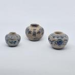 Oud Chinees Blauw en wit porselein XS Medicijnhoudervazen -, Antiek en Kunst