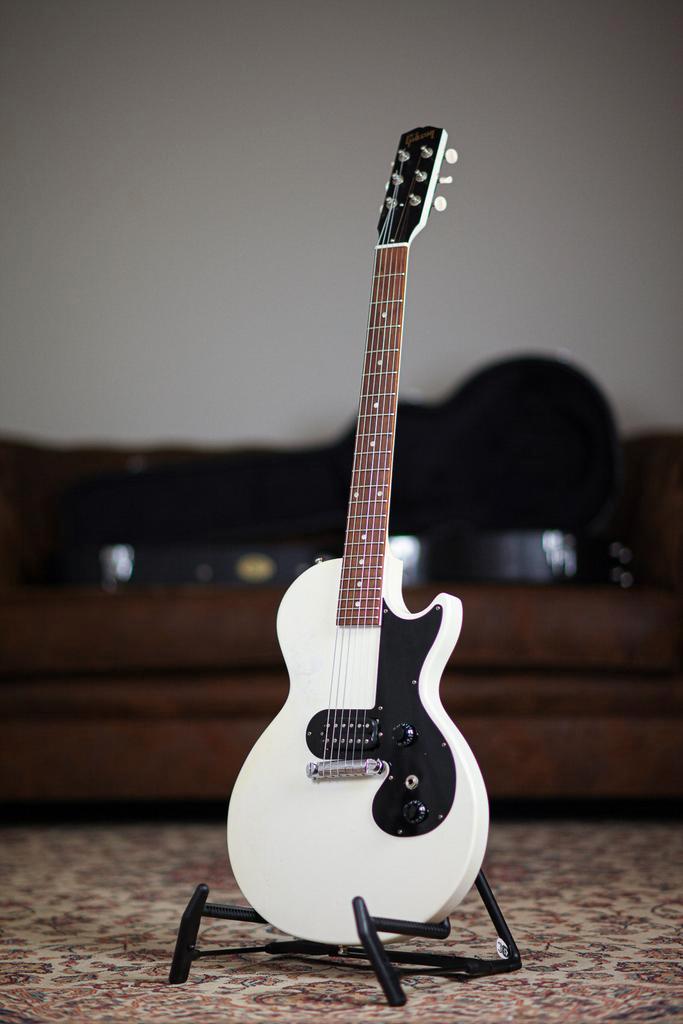 Gibson Melody Maker 2017 | Worn White, Musique & Instruments, Instruments à corde | Guitares | Électriques, Envoi