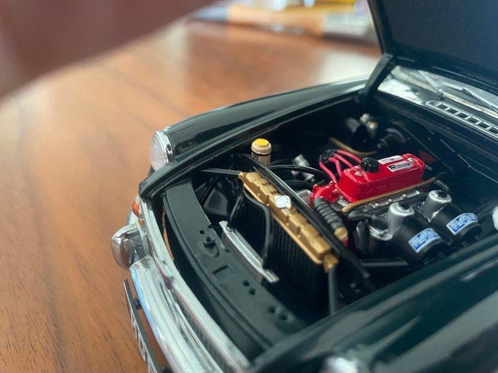 Autoart 1:18 - Modelauto - MGB GT, Hobby en Vrije tijd, Modelauto's | 1:5 tot 1:12