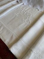 Superbe drap ancien en métis . Monogramme TLBrodé a la