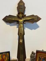 Groot muurskruis van zwaar metaal, 43 cm + religieus lot: 50