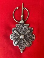 Une douce paire de fibules amazighes. - Argent - Maroc -