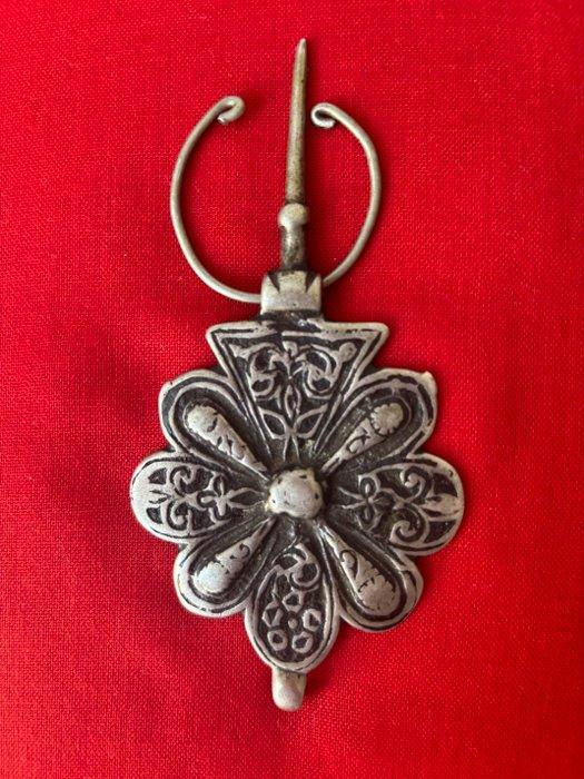 Une douce paire de fibules amazighes. - Argent - Maroc -, Antiek en Kunst, Kunst | Niet-Westerse kunst