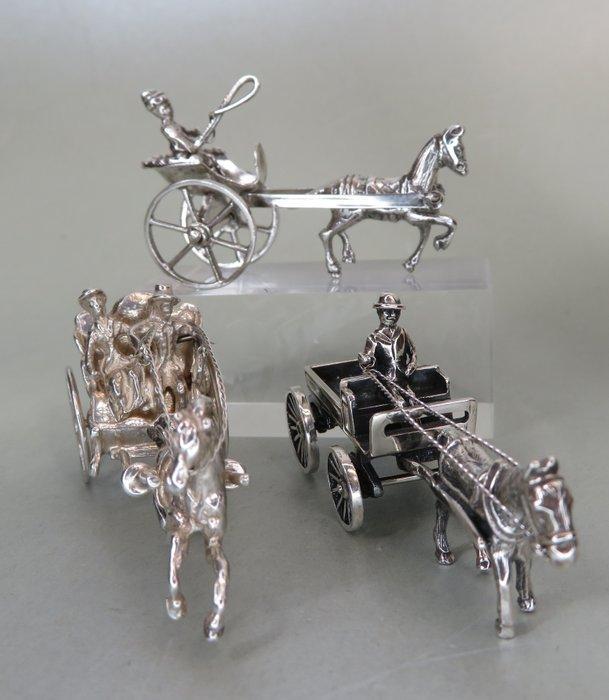 Verschillende open rijtuigjes met paarden - Miniatuur figuur, Antiek en Kunst, Antiek | Zilver en Goud