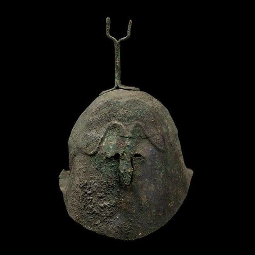 Etruscan Bronze Casque de guerre de type apulien-corinthien., Verzamelen, Mineralen en Fossielen