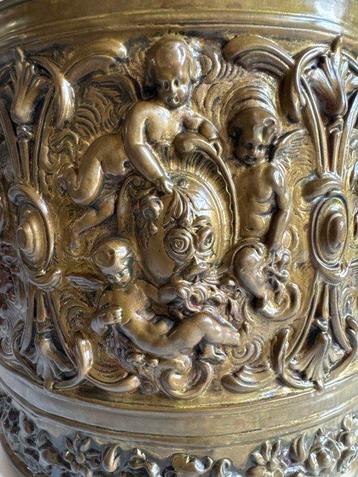 Emmer - Cherubs, geëmboste messing, tweede helft van de
