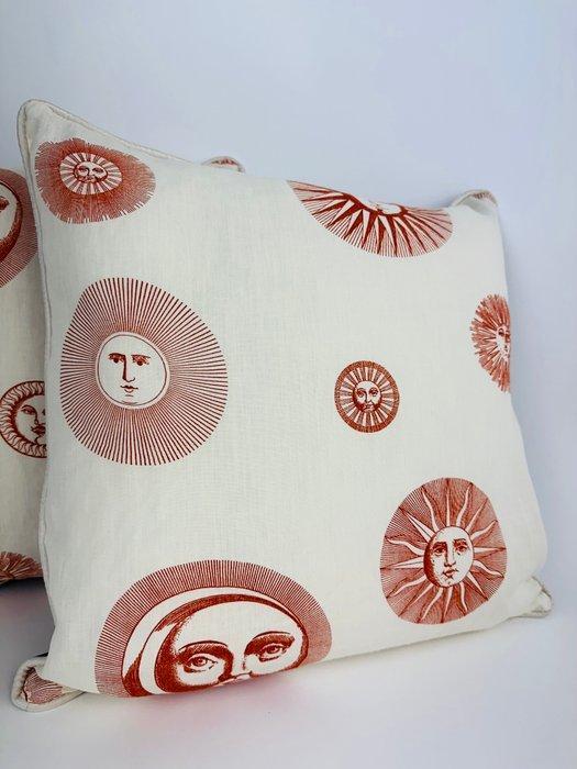 Fornasetti “Sole e Luna” - Kussen (2), Antiquités & Art, Tapis & Textile