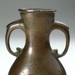 Vaas - 9 cm - Kleine vaas met vier poten en handgrepen –, Antiek en Kunst