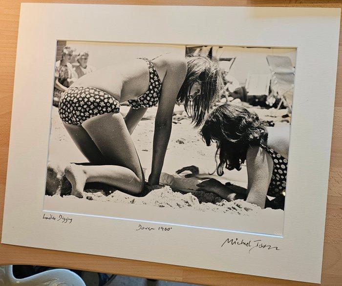 Michael Joseph (1941-) - Girls on beach in Dover, authentic, Antiek en Kunst, Kunst | Designobjecten