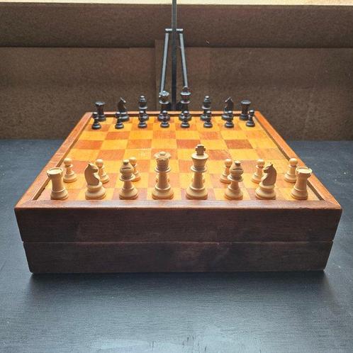 Schaakspel - 1950s Backgammon kist + Staunton schaakstukken, Antiek en Kunst, Curiosa en Brocante