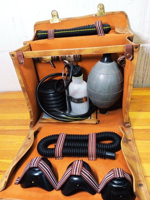 FarumKit de réanimation dans une mallette de médecin -, Antiquités & Art, Antiquités | Assiettes décoratives & Carrelages