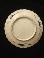 Un grand plat de service en porcelaine Imari Kinrande, à