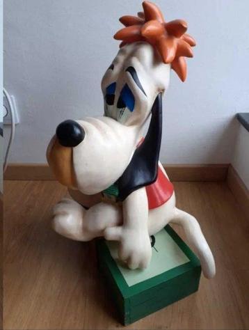 Warner Bros. - Tex Avery - Droopy assis sur la caisse de beschikbaar voor biedingen