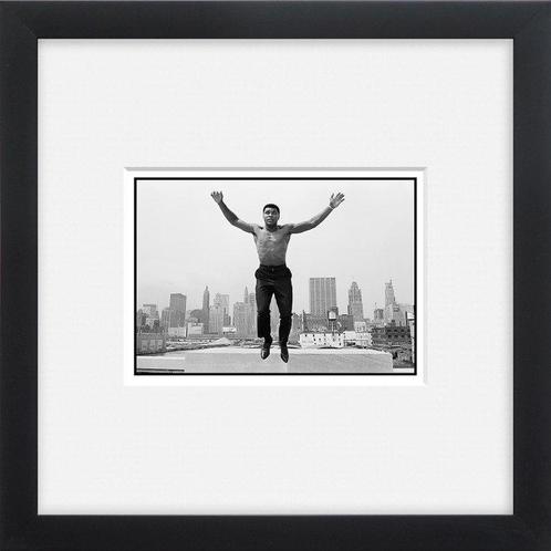 Thomas Höpker - Muhammad Ali jumping from a bridge over the, Antiek en Kunst, Kunst | Schilderijen | Modern