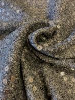 Zacht gebreid wollen stof in grijze kledingstijl met