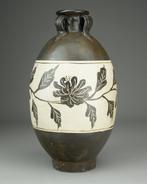 Cizhou ware - Wine Bottle - Painted and incised Peony -, Antiek en Kunst