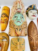 Aziatische maskers. Een reis aan de muur. - Hout - 20e eeuw, Antiek en Kunst
