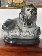 Beeldje - Victorian Staffordshire leeuw - Aardewerk