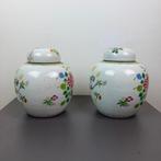 Een paar Chinese famille-rose gemberpotten versierd. -, Antiek en Kunst