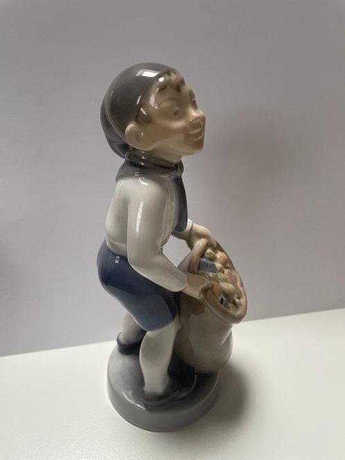 Royal Copenhagen - Beeldje, Xmas boy with gift bag - 17 cm -, Antiek en Kunst, Antiek | Glaswerk en Kristal