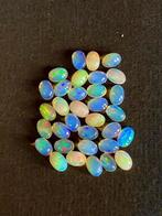 Opalen rhodochrosiet turquoise en geslepen mineralen.