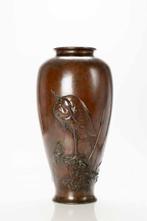 Vaas - Brons, Een grote bronzen vaas met een sierlijke