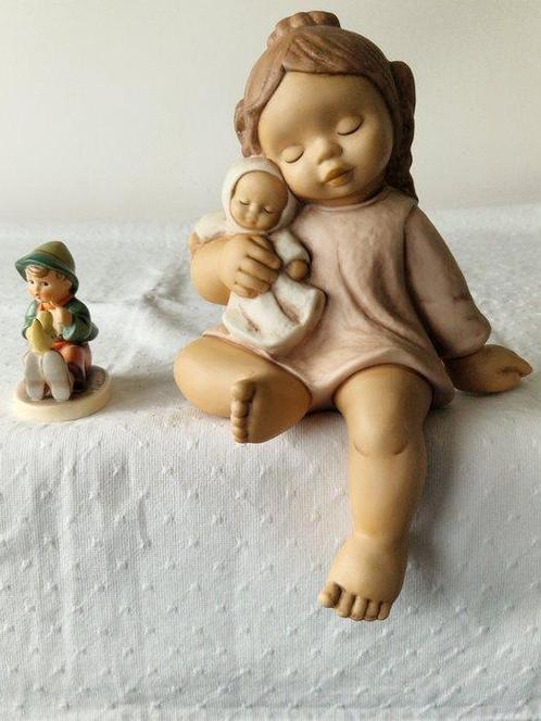 M J Hummel  Goebel Jongetje met kip - Beeldje (2) -, Antiek en Kunst, Curiosa en Brocante