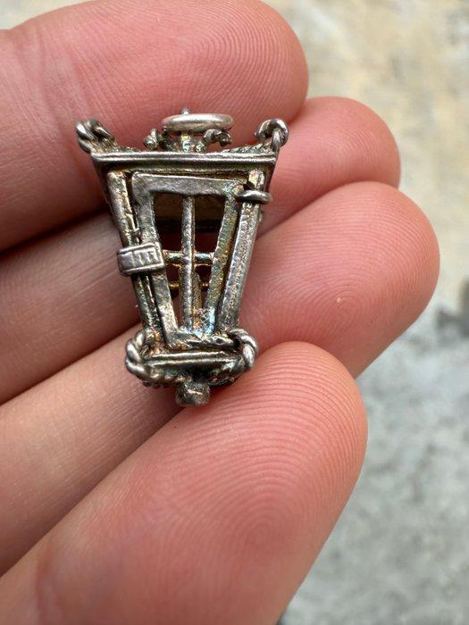 Argent, Pendentif gothique représentant une lampe ancienne, Antiquités & Art, Curiosités & Brocante