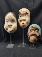 Trois masques en papier mâché japonais signés par lartiste