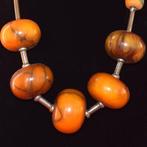 Antieke Kabyle Berber ketting in fenolhars en zilver.