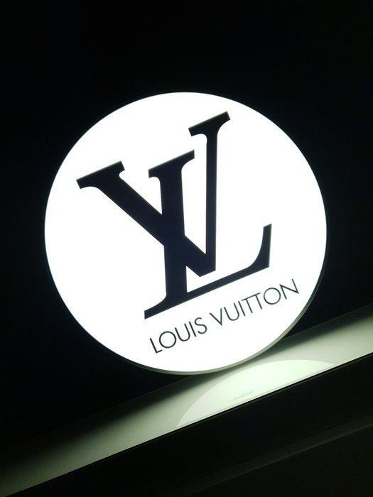 Louis Vuitton - illuminated Advertising Sign # Fashion Week - Catawiki