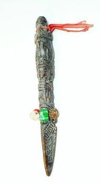 Phurba figuratif gravé avec posture Namaste, 34 cm, chamane