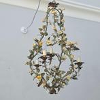 Lustre - une cage décorée de fleurs en céramique façonnées à