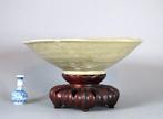 Kom - Conical Celadon Bowl with Incised Floral Decoration -, Antiek en Kunst