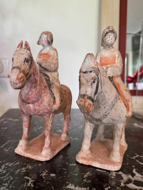 Oud Chinees, Tang-dynastie Terracotta Twee deelnemers op een, Verzamelen, Mineralen en Fossielen