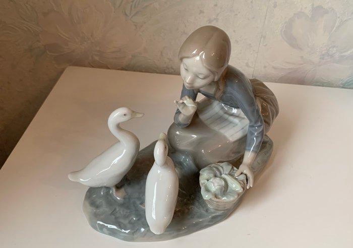 Lladró - Beeldje - Girl Feeding Ducks + Society Plaque -, Antiek en Kunst, Antiek | Glaswerk en Kristal