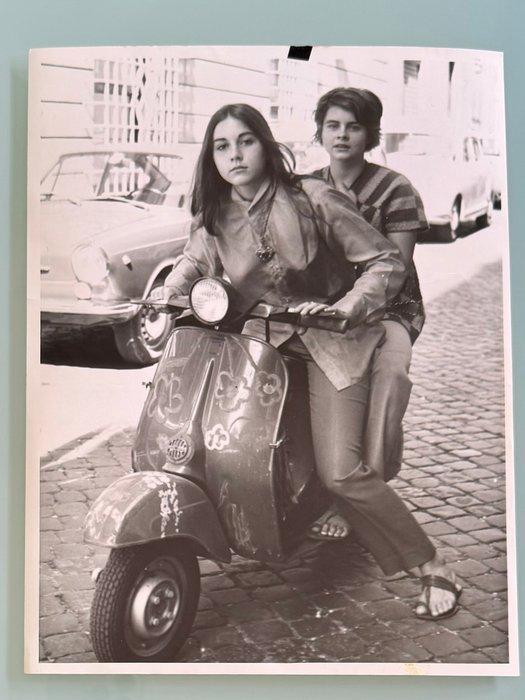 Romina e Taryn Power su vespa 50 - Romina e Taryn Power su, Antiek en Kunst, Kunst | Designobjecten