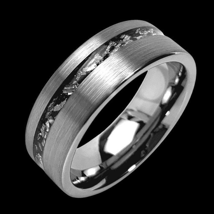 TUNGSTEN RING met meteoriet-inlegstukken. Met de hand, Verzamelen, Mineralen en Fossielen
