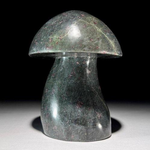 Sculpture de champignon en zoïsite rubis sculptée à la main, Antiek en Kunst, Kunst | Designobjecten