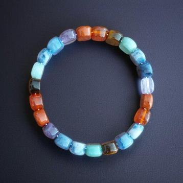 Elegante, veelkleurige armband met 7 chakras. Onbehandelde