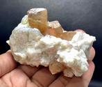 Meerdere natuurlijke topazkristallen met albiet op matrix, Verzamelen, Mineralen en Fossielen