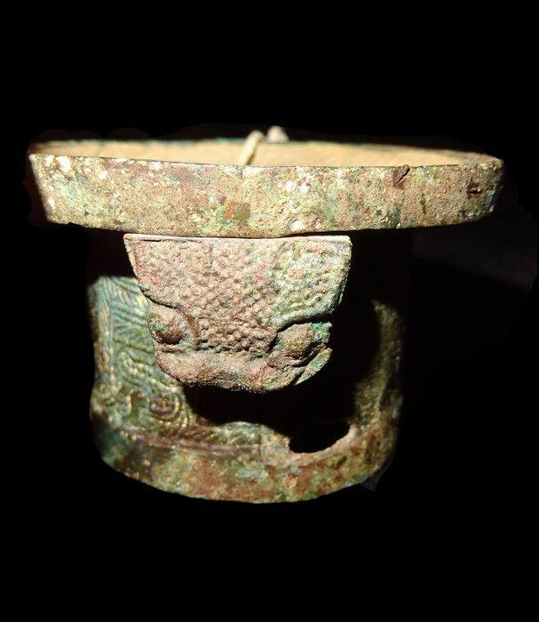 Oud-Chinees Chinese bronzen oorstuk van een wagenwiel - Zhou, Verzamelen, Mineralen en Fossielen