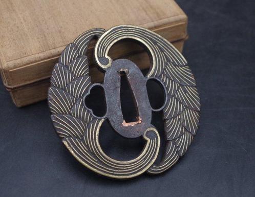 Tsuba en fer pour épée avec incrustation de laiton, motif de, Antiek en Kunst, Antiek | Overige Antiek