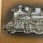 Plaque en métal en relief représentant une locomotive à