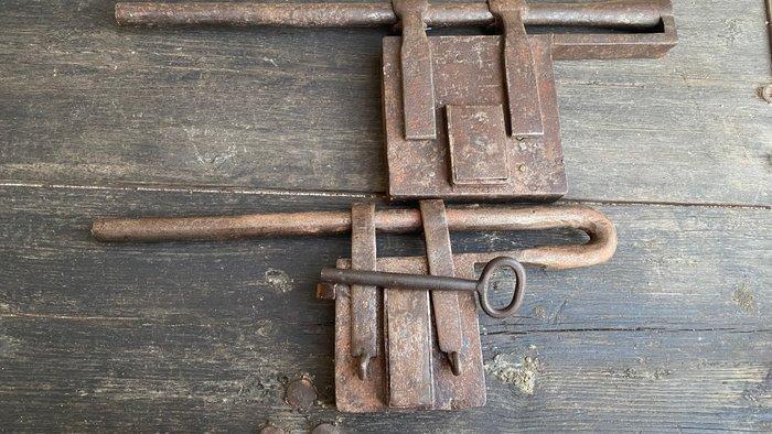 Hangslot (2) - sloten met grendels, Antiek en Kunst, Antiek | Overige Antiek