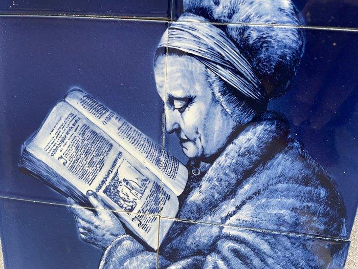 Tegel (6) - Levende oude vrouw - Aardewerkfabriek Velsen NV,, Antiek en Kunst, Antiek | Glaswerk en Kristal