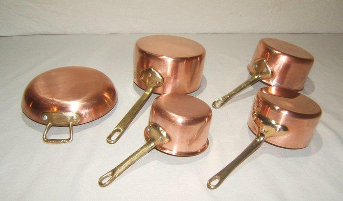 4 fraaie Franse koperen pannen en een ovenschaal - Pan -, Antiek en Kunst, Antiek | Keukengerei